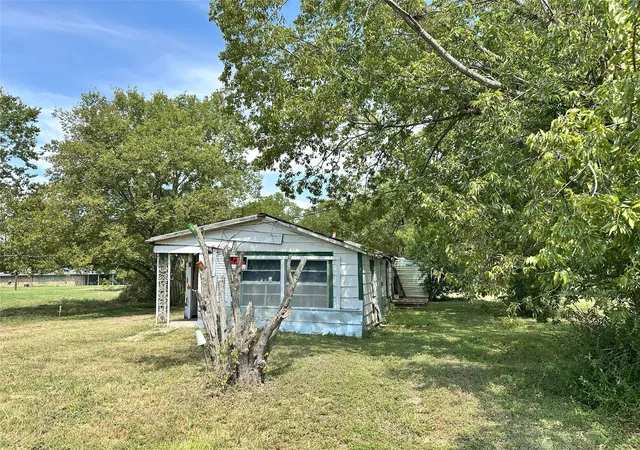Photo 2 of Single family home for sale at 804 E 12Th Ave, Corsicana, TX 75110 | MLS# 21371377 | Listing updated on 2026-08-28