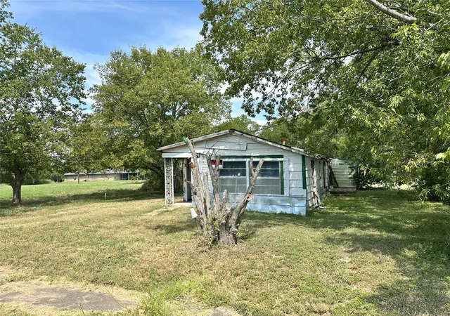 Photo 3 of Single family home for sale at 804 E 12Th Ave, Corsicana, TX 75110 | MLS# 21371377 | Listing updated on 2026-08-28