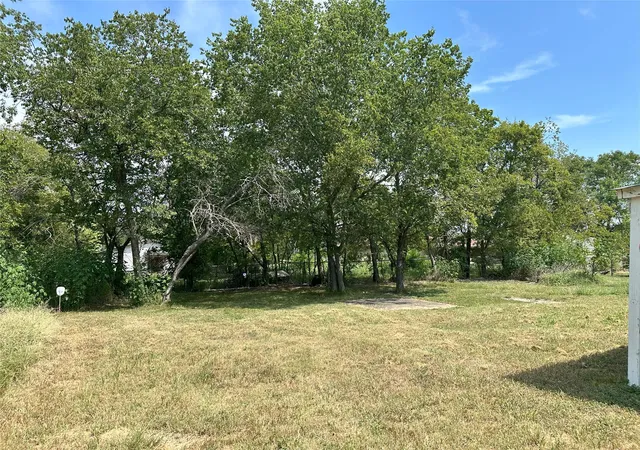 Photo 4 of Single family home for sale at 804 E 12Th Ave, Corsicana, TX 75110 | MLS# 21371377 | Listing updated on 2026-08-28