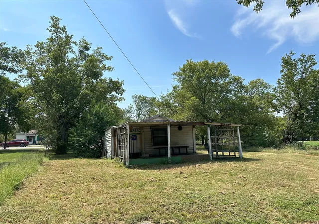 Photo 7 of Single family home for sale at 804 E 12th Ave, Corsicana, TX 75110 | MLS# 21371377 | Listing updated on 2026-08-28