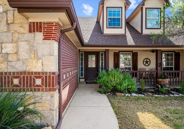 Photo 4 of Single family home for sale at 104 Caballos Ln, Springtown, TX 76082 | MLS# 21371360 | Listing updated on 2026-08-29