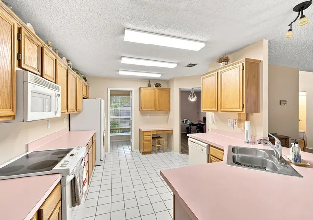 Photo 3 of Sale Pending at 212 Armstrong Dr, Cedar Hill, TX 75104 | MLS# 21370442 | Listing updated on 2026-08-29
