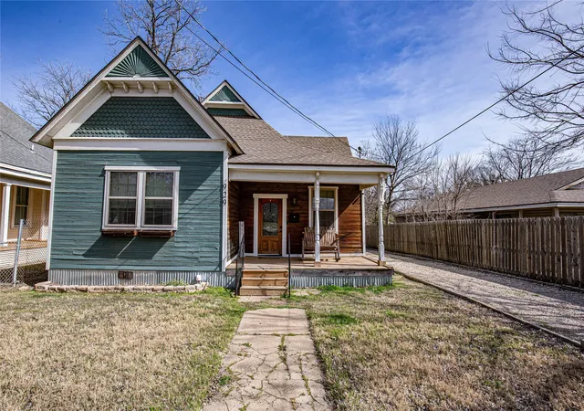 Photo 1 of Single family home for sale at 929 N 12th St, Waco, TX 76707 | MLS# 21371453 | Listing updated on 2026-08-28