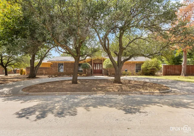 Photo 1 of Single family home for sale at 401 N Kay St, Henrietta, TX 76365 | MLS# 21371474 | Listing updated on 2026-08-27