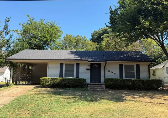 Photo 1 of Single family home for sale at 1009 Cedar St, Paris, TX 75460 | MLS# 21371347 | Listing updated on 2026-08-28