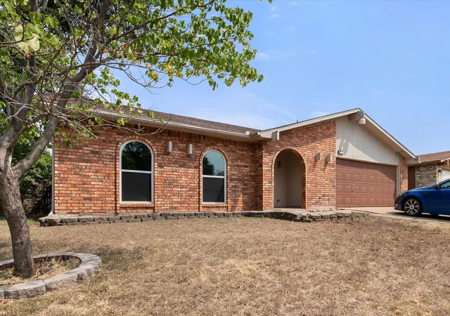 Photo 1 of Single family home for sale at 7501 Weatherwood Ct, Fort Worth, TX 76133 | MLS# 21371478 | Listing updated on 2026-08-28