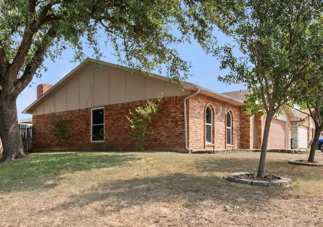 Photo 2 of Single family home for sale at 7501 Weatherwood Ct, Fort Worth, TX 76133 | MLS# 21371478 | Listing updated on 2026-08-28