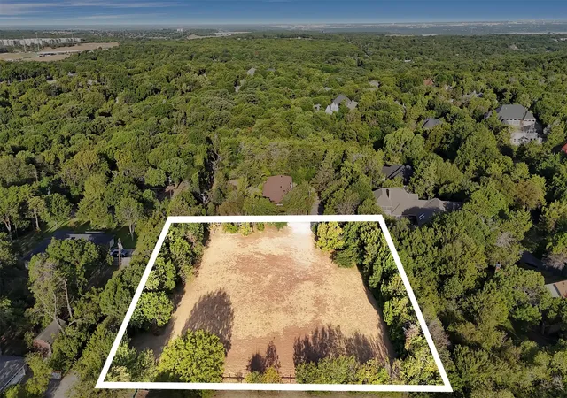 Photo 1 of Land for sale at 501 W Red Bird Ln, Duncanville, TX 75116 | MLS# 21370260 | Listing updated on 2026-09-25