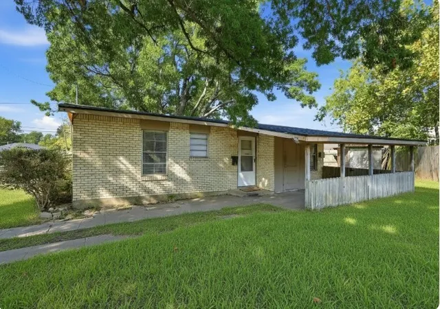 Photo 1 of Single family home for sale at 636 S Andrews Ave, Sherman, TX 75090 | MLS# 21370398 | Listing updated on 2026-09-24