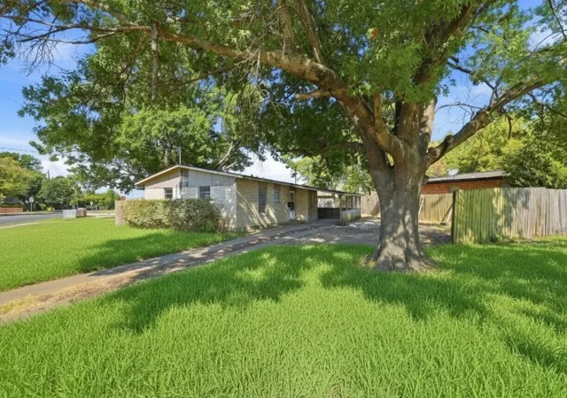 Photo 2 of Single family home for sale at 636 S Andrews Ave, Sherman, TX 75090 | MLS# 21370398 | Listing updated on 2026-09-24