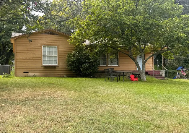 Photo 3 of Single family home for sale at 405 Margaret Dr, Mt Pleasant, TX 75455 | MLS# 21370771 | Listing updated on 2026-09-21