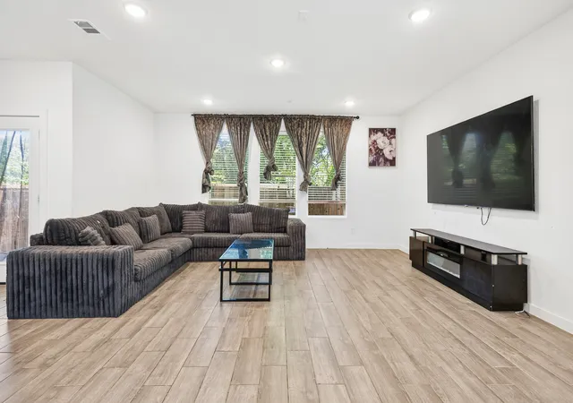 Photo 4 of Single family home for sale at 4539 Hogans Alley Dr, Arlington, TX 76001 | MLS# 21365683 | Listing updated on 2026-08-28