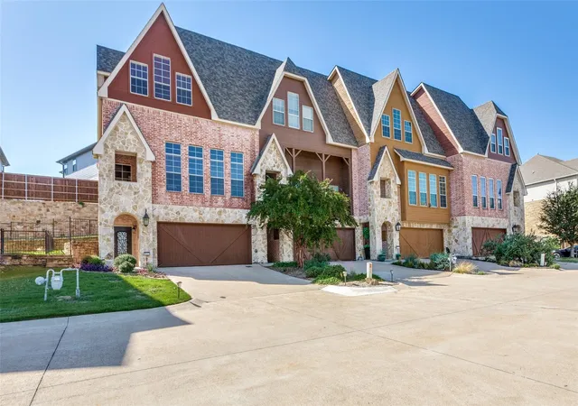 Photo 2 of Townhouse for sale at 6633 Lost Star Ln, Fort Worth, TX 76132 | MLS# 21368201 | Listing updated on 2026-08-29
