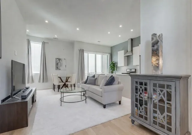 Listing Photo 5 - Condo for sale in building located at 1514 N Washington, Dallas, TX 75204 - Unit #105