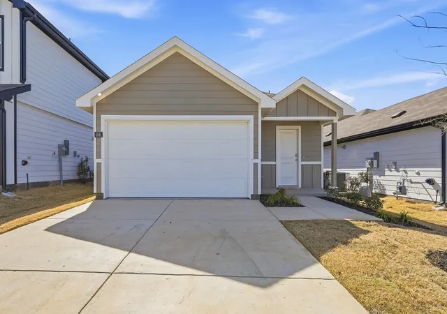 Photo 1 of Single family home for sale at 121 Mach Wy, Mineral Wells, TX 76067 | MLS# 21371404 | Listing updated on 2026-09-23