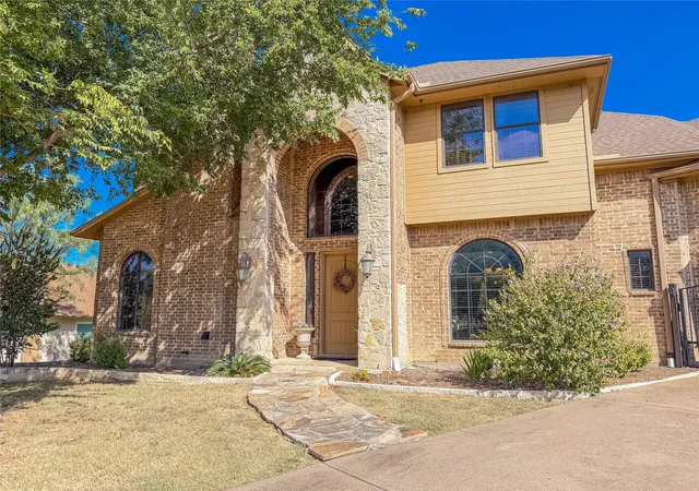 Photo 2 of Single family home for sale at 2737 Wood Lake Dr, Cedar Hill, TX 75104 | MLS# 21368964 | Listing updated on 2026-09-04