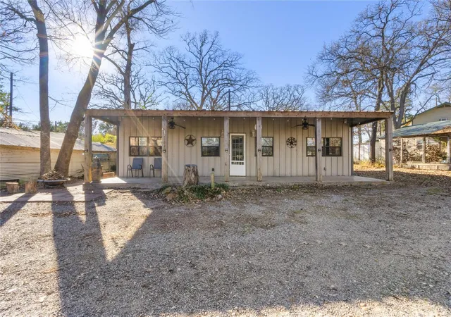 Photo 16 of Single family home for sale at 309 Cedar Point Cir, Gordonville, TX 76245 | MLS# 21371771 | Listing updated on 2026-08-28