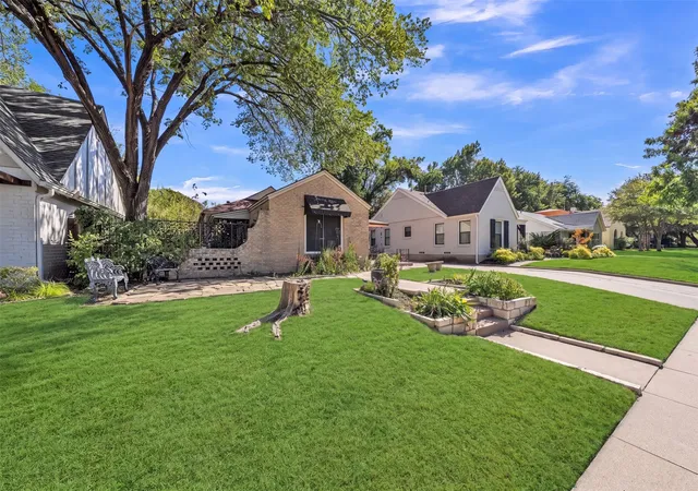 Photo 2 of Single family home for sale at 4313 El Campo Ave, Fort Worth, TX 76107 | MLS# 21366356 | Listing updated on 2026-09-28