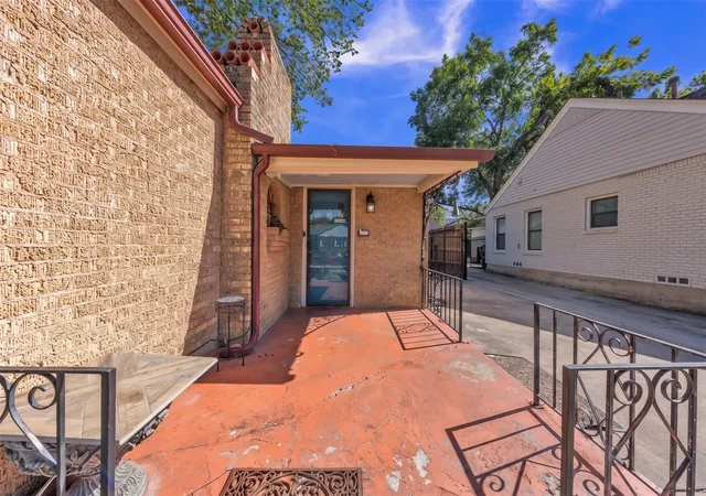 Photo 4 of Single family home for sale at 4313 El Campo Ave, Fort Worth, TX 76107 | MLS# 21366356 | Listing updated on 2026-09-28