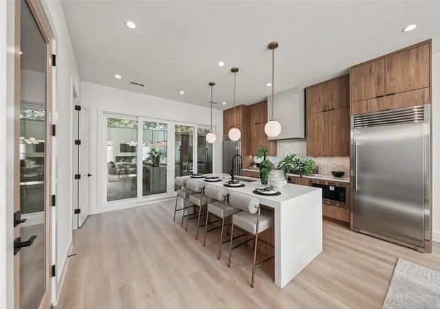 Photo 2 of Single family home for sale at 822 Duluth St, Dallas, TX 75212 | MLS# 21322457 | Listing updated on 2026-08-28