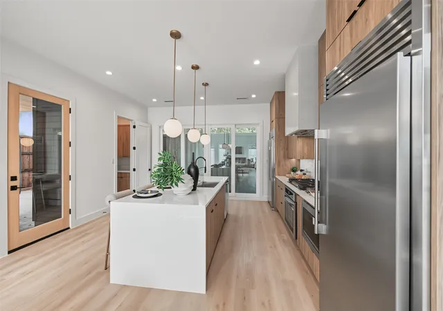 Photo 3 of Single family home for sale at 822 Duluth St, Dallas, TX 75212 | MLS# 21322457 | Listing updated on 2026-08-28