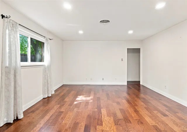 Photo 3 of Single family home for sale at 6816 Chickering Rd, Fort Worth, TX 76116 | MLS# 21346329 | Listing updated on 2026-09-28