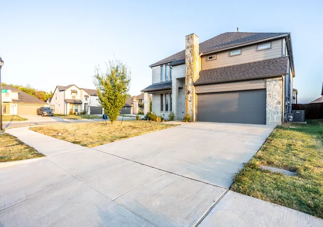 Photo 3 of Sale Pending at 659 Bethpage Dr, Red Oak, TX 75154 | MLS# 21370847 | Listing updated on 2026-09-05