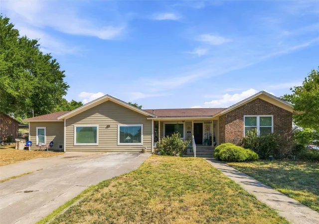 Photo 1 of Single family home for sale at 901 W Wrights Ave, Comanche, TX 76442 | MLS# 21371780 | Listing updated on 2026-08-28