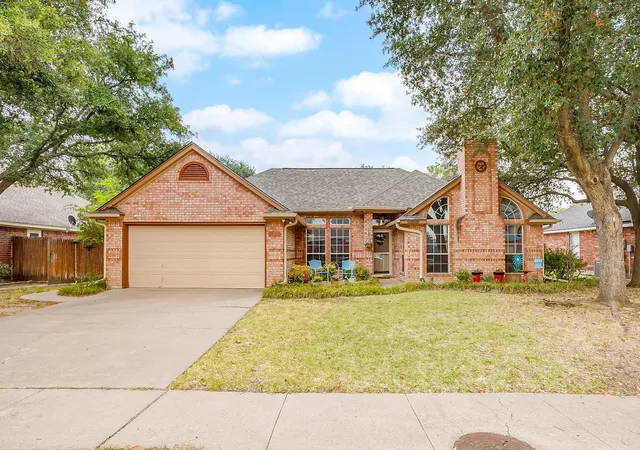 Photo 1 of Single family home for sale at 316 Shane Ln, Burleson, TX 76028 | MLS# 21371838 | Listing updated on 2026-08-29
