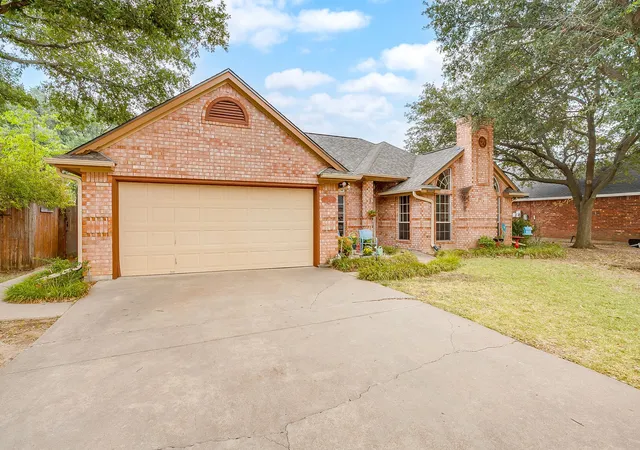 Photo 2 of Single family home for sale at 316 Shane Ln, Burleson, TX 76028 | MLS# 21371838 | Listing updated on 2026-08-29