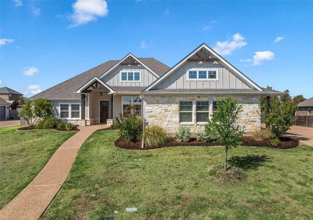 Photo 2 of Single family home for sale at 324 Stone Manor Dr, Mc Gregor, TX 76657 | MLS# 21371045 | Listing updated on 2026-08-31