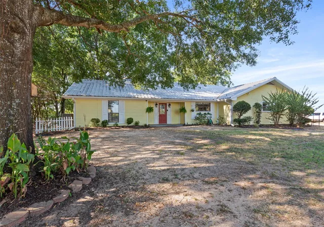 Photo 2 of Single family home for sale at 420 E Us Hwy 84, Fairfield, TX 75840 | MLS# 21371849 | Listing updated on 2026-08-28