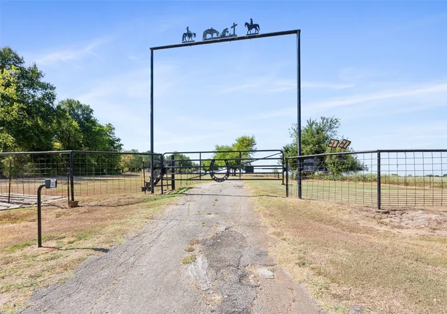 Photo 3 of Single family home for sale at 420 E Us Hwy 84, Fairfield, TX 75840 | MLS# 21371849 | Listing updated on 2026-08-28