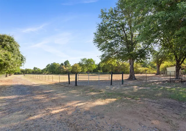 Photo 4 of Single family home for sale at 420 E Us Hwy 84, Fairfield, TX 75840 | MLS# 21371849 | Listing updated on 2026-08-28