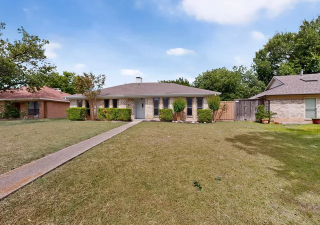 Photo 2 of Single family home for sale at 1302 N Yale Blvd, Richardson, TX 75081 | MLS# 21371921 | Listing updated on 2026-10-07