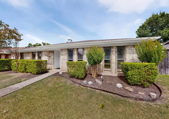 Photo 3 of Single family home for sale at 1302 N Yale Blvd, Richardson, TX 75081 | MLS# 21371921 | Listing updated on 2026-10-07