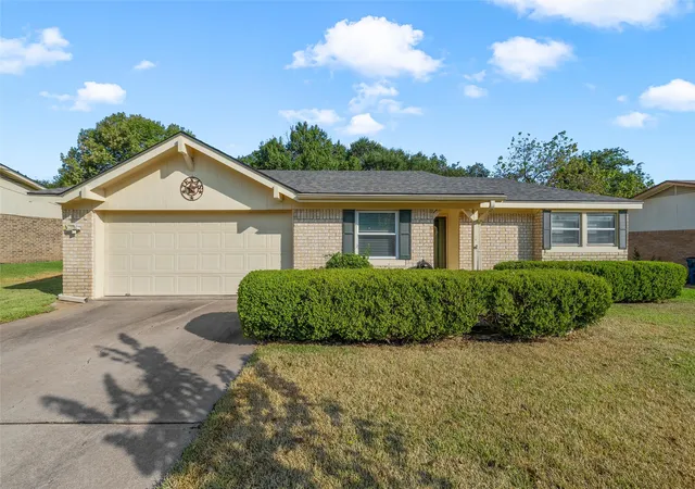 Single family home for sale at 721 Pawnee Trl, Hewitt, TX 76643 | MLS# 21370926