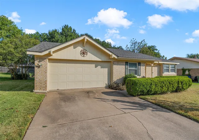 Photo 2 of Single family home for sale at 721 Pawnee Trl, Hewitt, TX 76643 | MLS# 21370926 | Listing updated on 2026-10-07
