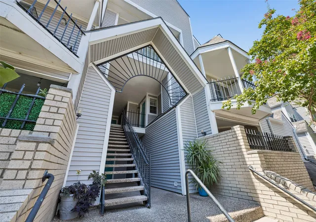 Listing Photo 4 - Condo for sale in building located at 1001 Liberty St, Dallas, TX 75204 - Unit #122