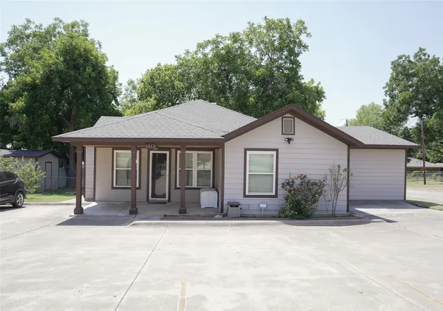Single family home for sale at 1813 Roberts Cut Off Rd, River Oaks, TX 76114 | MLS# 21372053