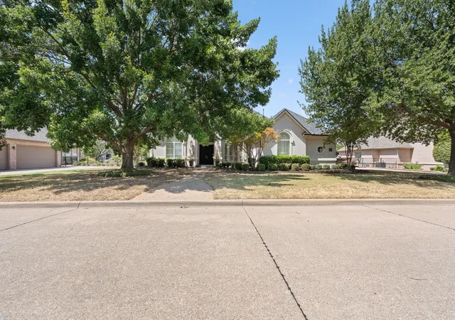 Photo 2 of Single family home for sale at 921 Fairway View Dr, Mansfield, TX 76063 | MLS# 21371948 | Listing updated on 2026-08-28