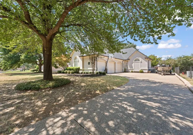 Photo 3 of Single family home for sale at 921 Fairway View Dr, Mansfield, TX 76063 | MLS# 21371948 | Listing updated on 2026-08-28