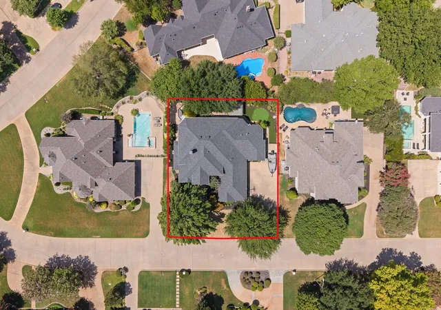 Photo 3 of Single family home for sale at 921 Fairway View Dr, Mansfield, TX 76063 | MLS# 21371948 | Listing updated on 2026-08-28