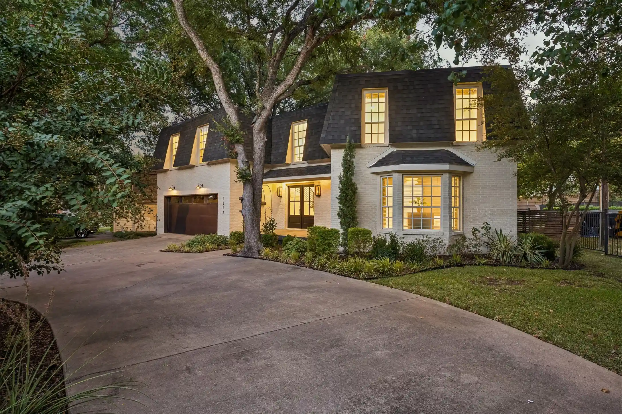 Single family home for sale at 1212 N Oak Cliff Blvd, Dallas, TX 75208 | MLS# 21368106