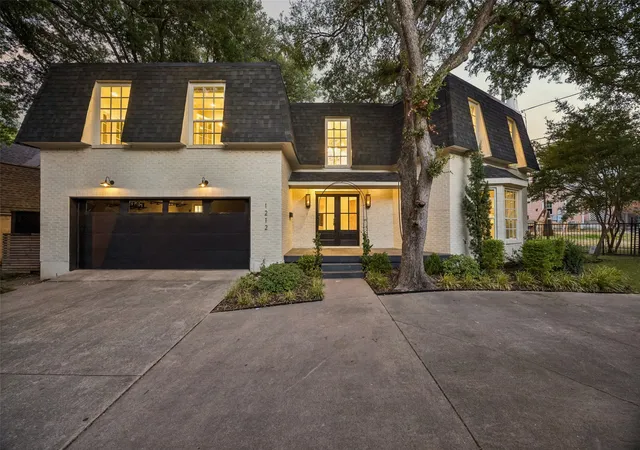 Photo 2 of Single family home for sale at 1212 N Oak Cliff Blvd, Dallas, TX 75208 | MLS# 21368106 | Listing updated on 2026-10-08