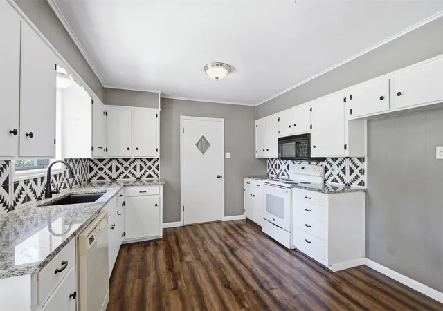 Photo 3 of Single family home for sale at 6121 Ten Mile Bridge Rd, Fort Worth, TX 76135 | MLS# 21369867 | Listing updated on 2026-09-17