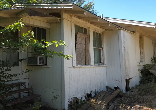 Photo 4 of Single family home for sale at 602 Nw 4Th Ave, Mineral Wells, TX 76067 | MLS# 21372105 | Listing updated on 2026-09-01