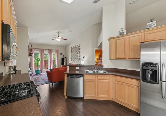 Photo 4 of Single family home for sale at 5896 Vista Heights Ln, Grand Prairie, TX 75052 | MLS# 21371694 | Listing updated on 2026-08-30