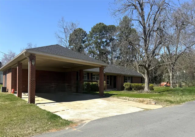 Photo 2 of Single family home for sale at 304 6th Street Nw, Springhill, LA 71075 | MLS# 21370936 | Listing updated on 2026-08-29