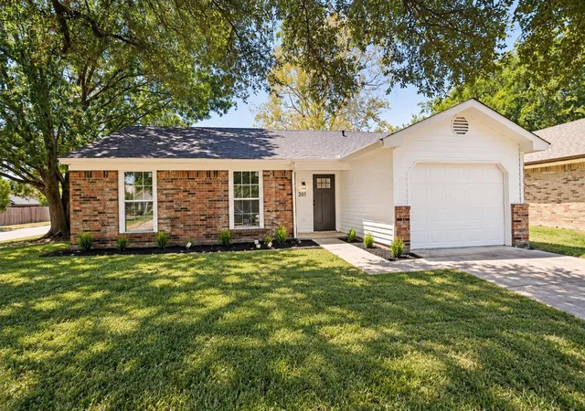 Photo 1 of Single family home for sale at 201 Mapleridge Dr, Rockwall, TX 75032 | MLS# 21372142 | Listing updated on 2026-10-07